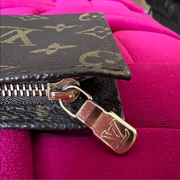 Louis Vuitton Vintage Monogram Toiletry Pouch 15 - Picture 10 of 16